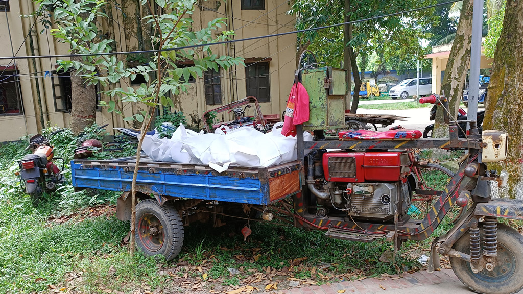 এক শাড়িতে ঝুলছিল স্বামী-স্ত্রীর মরদেহ
