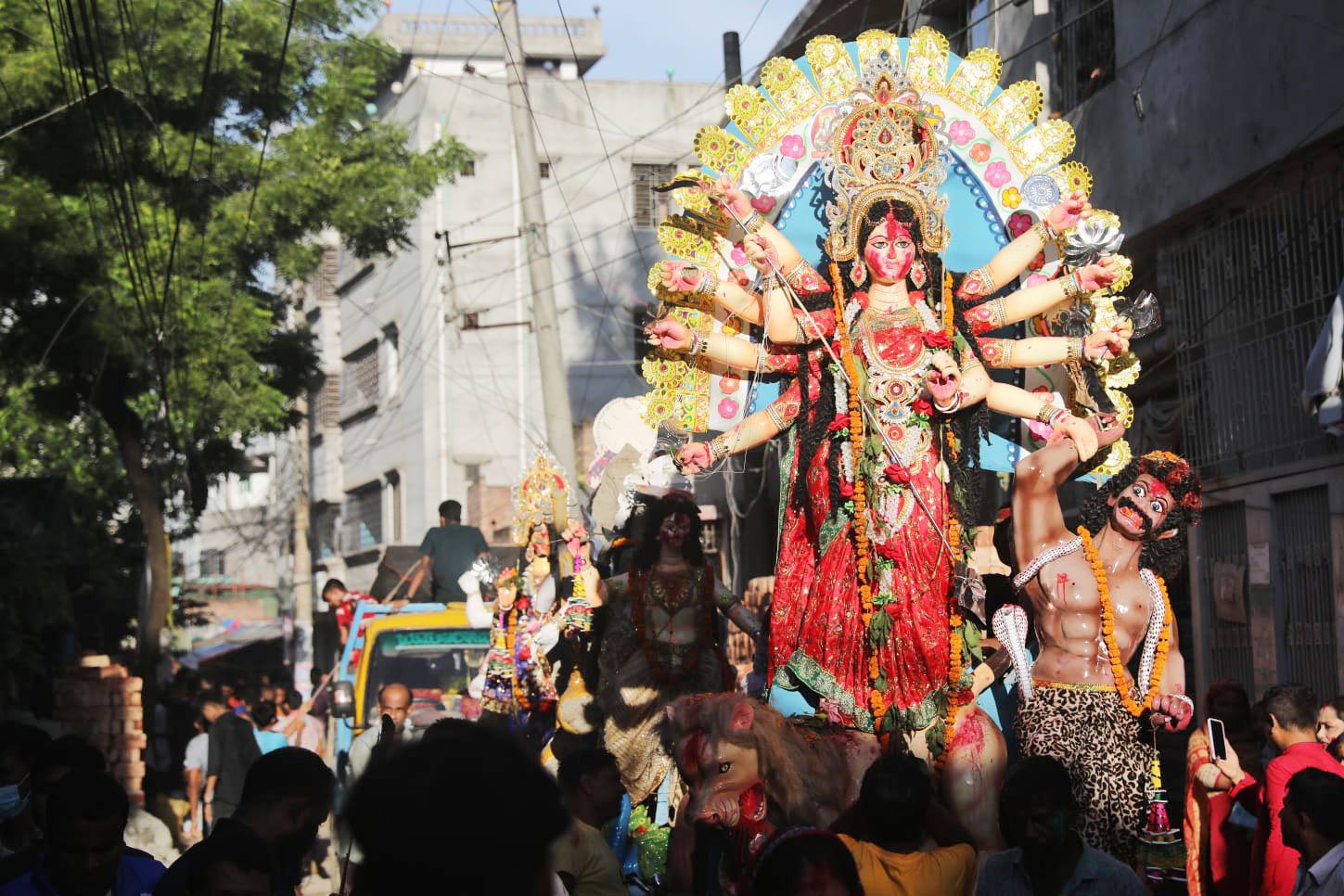 হিন্দুদের সবচেয়ে বড় পার্বণ শারদীয় দুর্গোৎসব শেষে বিসর্জনের জন্য প্রতিমা নিয়ে যাচ্ছেন ভক্তরা। মোহাম্মদপুর, ঢাকা, ৫ অক্টোবর, ২০২২। ছবি: সজল