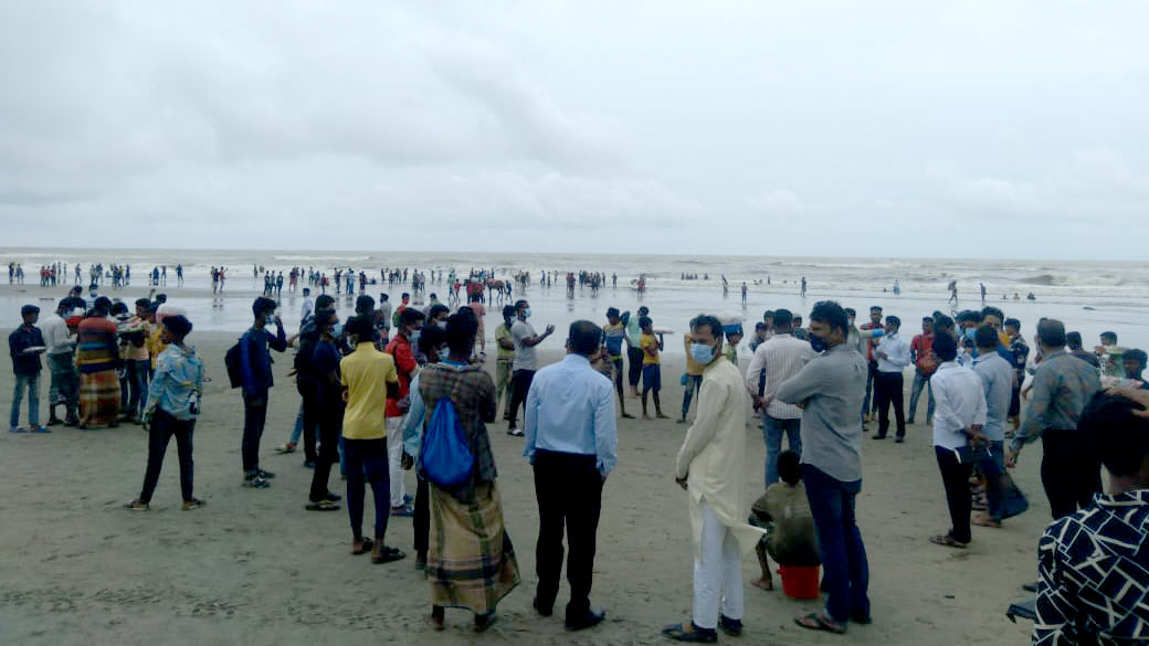 প্রাণ ফিরেছে কক্সবাজার সৈকতে