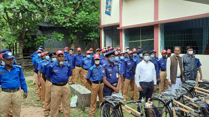 বাইসাইকেল পেলেন গ্রাম পুলিশ সদস্যরা