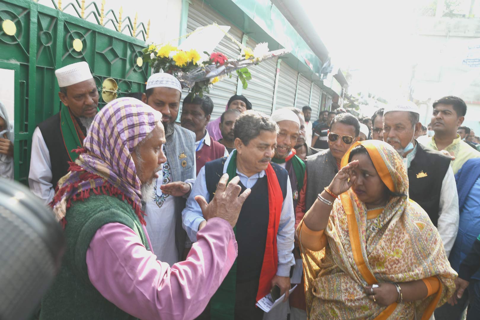 কর্মী-সমর্থকদের নিয়ে নির্বাচনী প্রচারণায় নেমে ভোটারদের অভিবাদন জানাচ্ছেন সেলিনা হায়াৎ আইভী।
