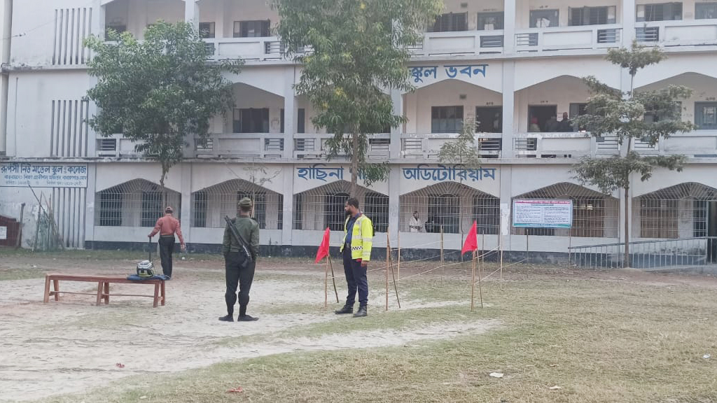 নারায়ণগঞ্জে প্রস্তুত ভোটকেন্দ্র, অপেক্ষা ভোটারের