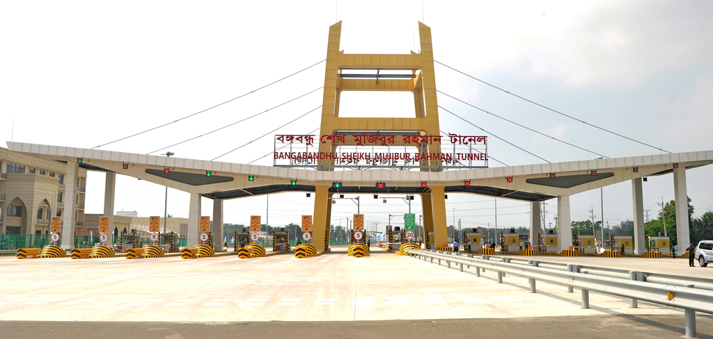 নজরকাড়া নকশায় তৈরি করা হয়েছে বঙ্গবন্ধু শেখ মুজিবুর রহমান টানেলের গোলচত্বর