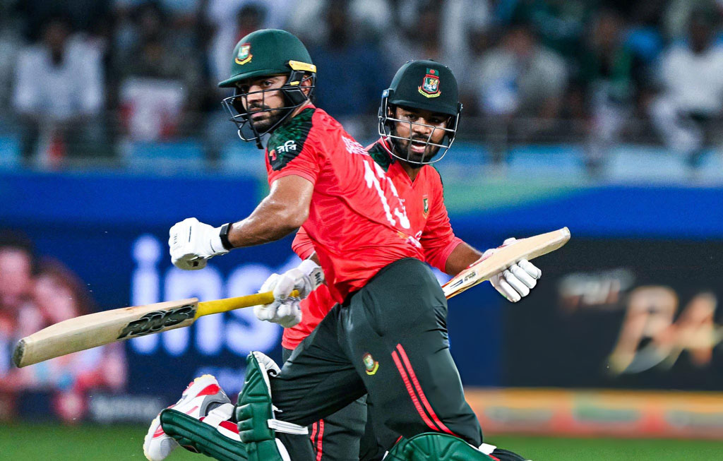 টুর্নামেন্টজুড়ে দারুণ খেলেছেন সাইফ হাসান ও তাওহীদ হৃদয়। কিন্তু গতকাল পাকিস্তানের বিপক্ষে অলিখিত সেমিফাইনালে কিছুই করতে পারেননি তাঁরা। এমনকি রান আউট থেকে একদফা বেঁচেও যান তাঁরা।  সাইফ ও হৃদয় ১৮ ও ৫ রান করে আউট হয়েছেন। ছবি: এএফপি