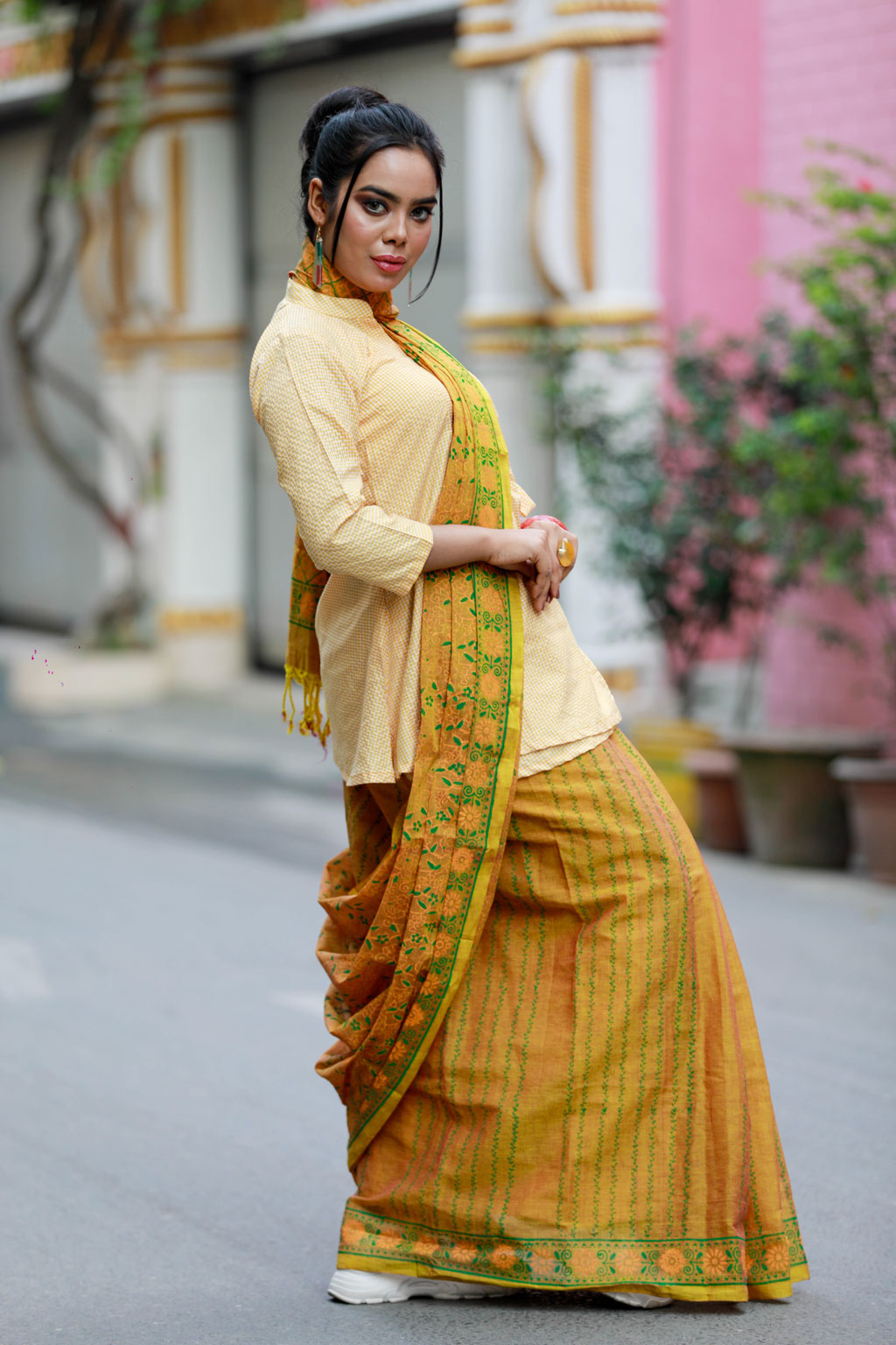 এই বসন্তে আপনি না হয় একটু বেশিই নীরিক্ষা করলেন প্রিয় চিত্রাঙ্গদা! মডেল: রিতু দত্ত, পোশাক ও জুয়েলারি: অন ক্লাউড নাইন অ্যান্ড হাফ, মেকআপ: নিউ রেড বিউটি স্যালন। ছবি: হাসান রাজা