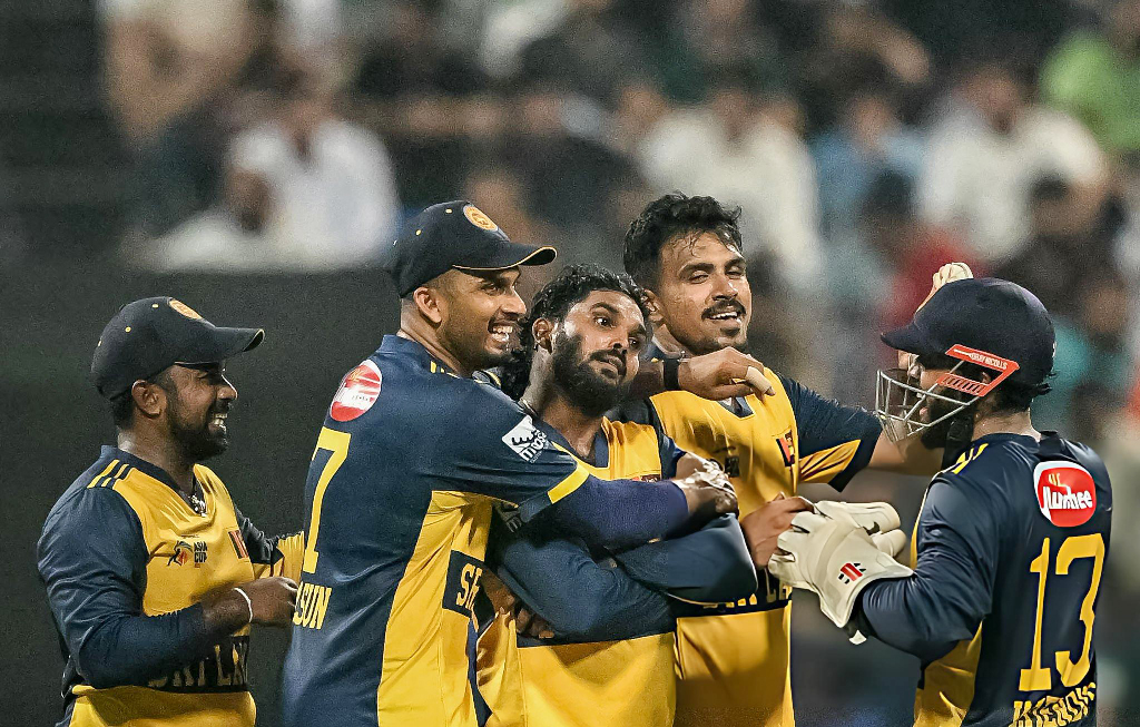 স্কোরবোর্ডে ১৩৩ রান জমা করলেও শ্রীলঙ্কা ছেড়ে কথা বলেনি পাকিস্তানকে। বিনা উইকেটে ৪৫ রান থেকে ৫ উইকেটে ৮০ রানে পরিণত হয় সালমানের নেতৃত্বাধীন পাকিস্তান। নিয়মিত বিরতিতে উইকেট নেওয়ার পর এভাবেই উদযাপন করেছে শ্রীলঙ্কা। ছবি: এএফপি