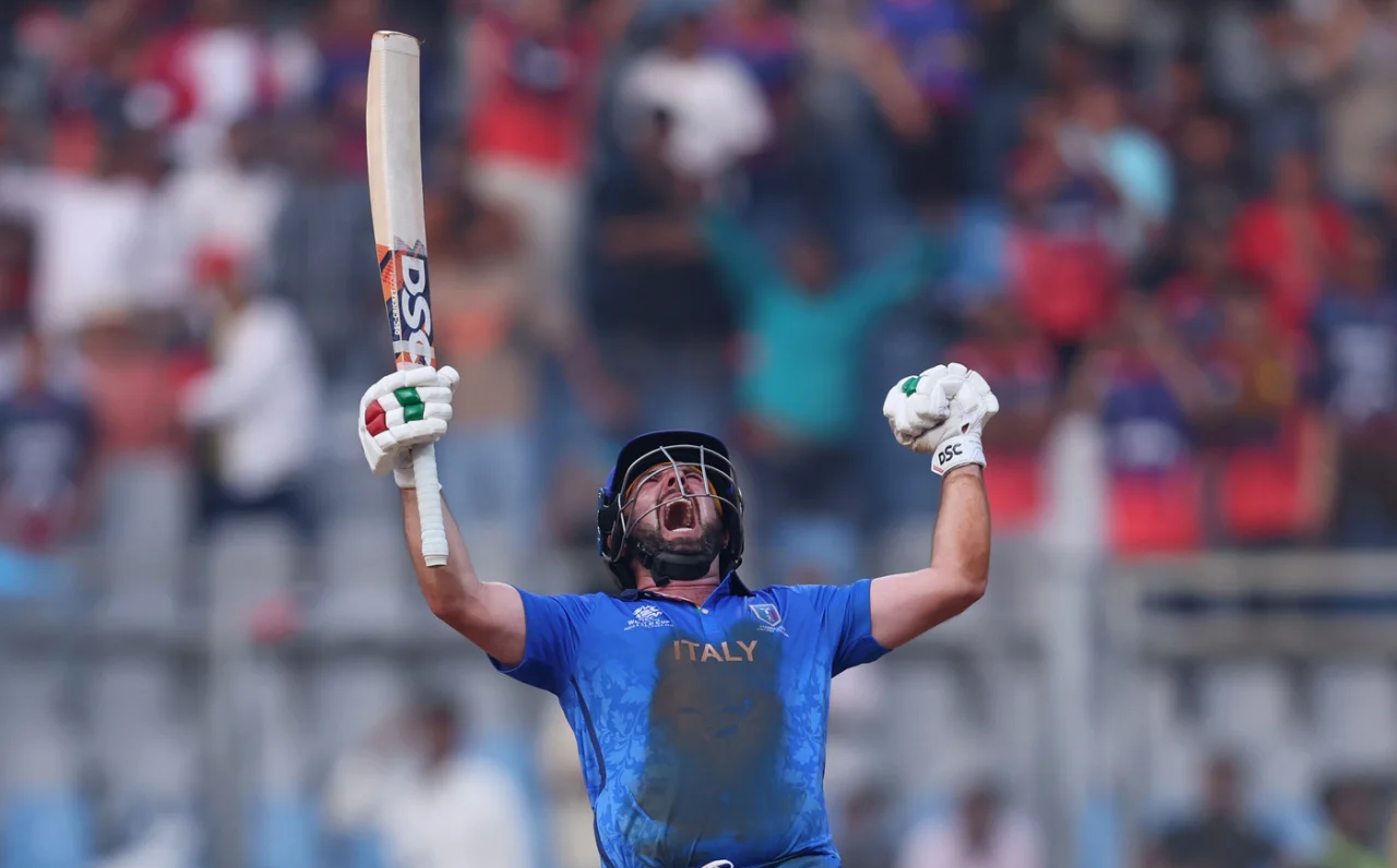 বিশ্বকাপে প্রথমবার খেলতে আসা ইতালির প্রথম জয় উদযাপন করছেন অ্যান্থনি মস্কা; মাত্র ৩২ বলে ৩টি চার ও ৬টি বিশাল ছক্কায় ৬২ রানের ঝড়ো ইনিংস খেলে অপরাজিত থাকেন তিনি।