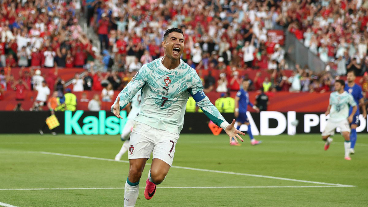 অফসাইডে গোল বাতিল হলেও দমে যাননি ক্রিস্টিয়ানো রোনালদো। ৬৮ মিনিটে পেনাল্টি থেকে গোলের পর এভাবেউ উদযাপন করেন পর্তুগিজ কিংবদন্তি। ছবি: এএফপি
