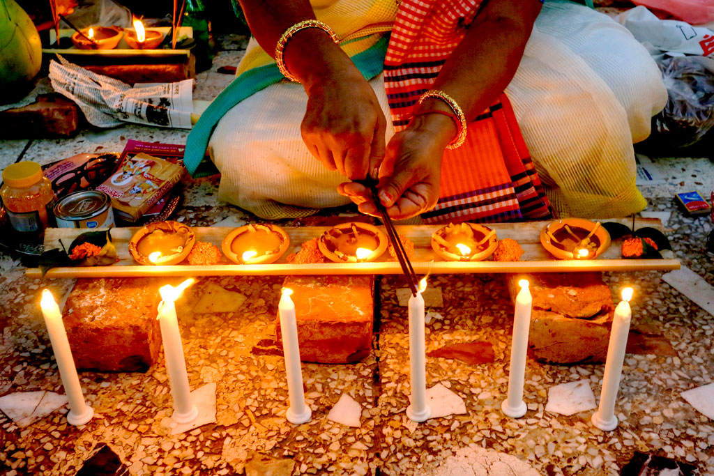 প্রদীপ প্রজ্বালনসহ নানা আয়োজন। ছবি: হাসান রাজা