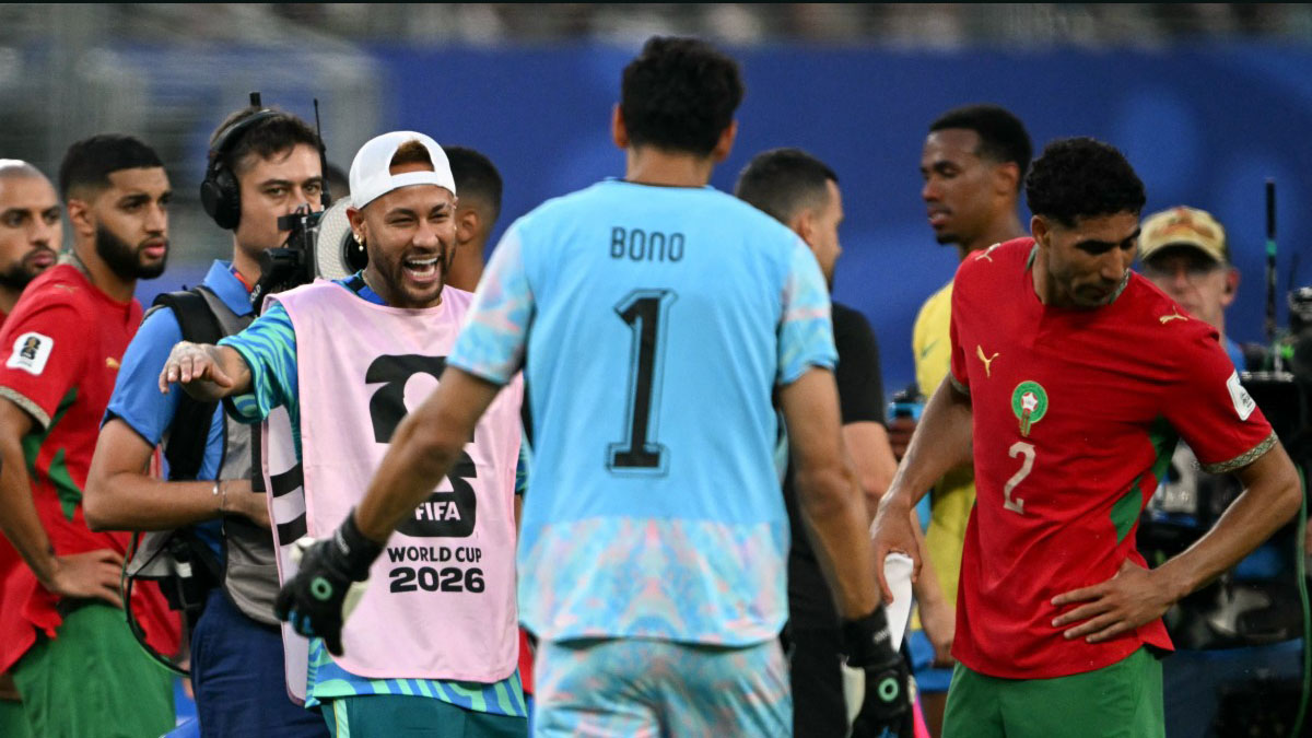 মরক্কোর বিপক্ষে আজ নেইমারকে খেলাননি কোচ কার্লো আনচেলত্তি। ম্যাচের সময় ক্যামেরার লেন্স বারবার ঘুরে যাচ্ছিল নেইমারের দিকে। ১-১ গোলে ড্রয়ের পর মরক্কোর ফুটবলারদের সঙ্গে নেইমার। ছবি: এএফপি