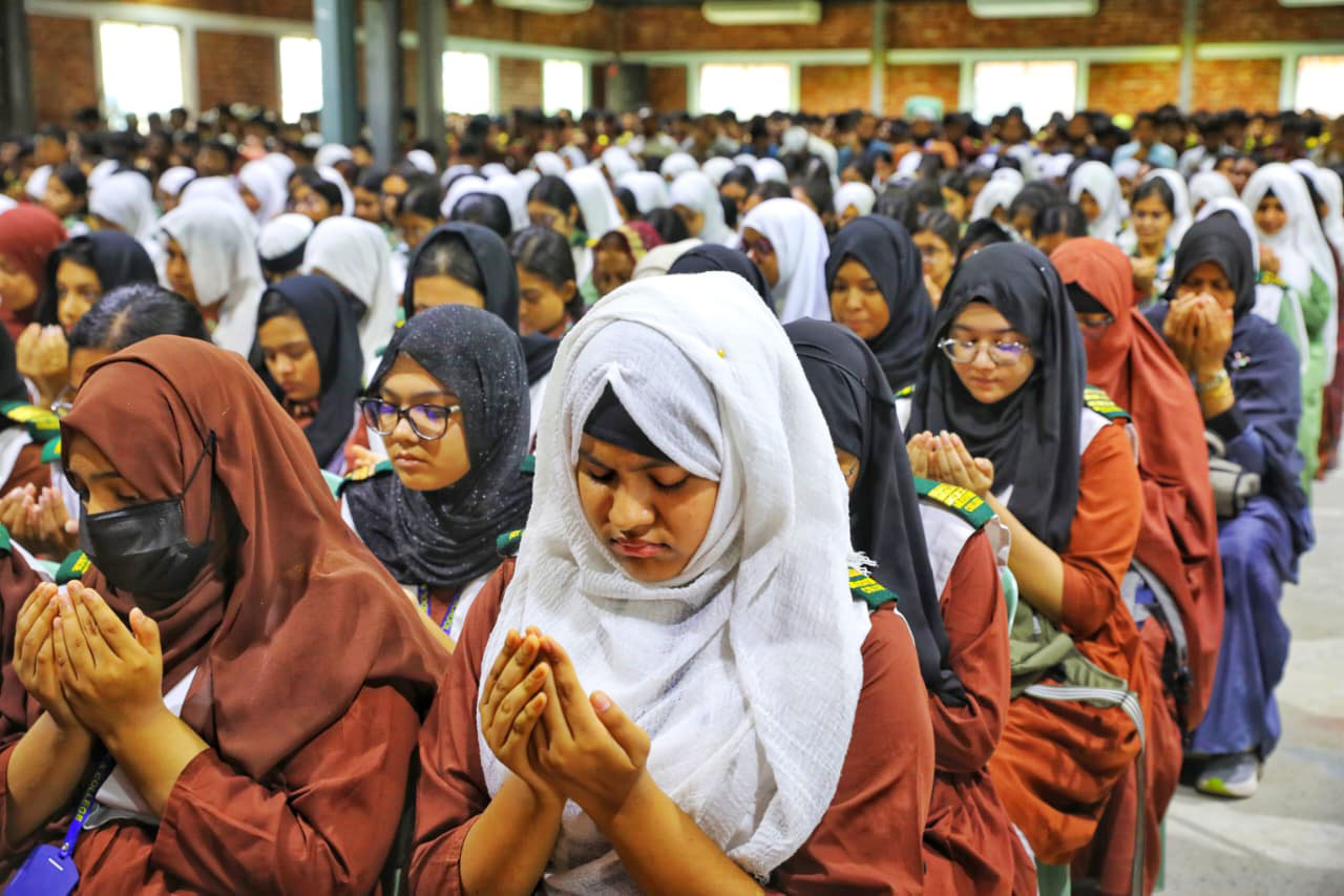 ১২ দিন পর আজ রোববার খুলেছে মাইলস্টোন স্কুল অ্যান্ড কলেজের দিয়াবাড়ি ক্যাম্পাস। সকালে ক্যাম্পাসে নিহতদের স্মরণে দোয়া মাহফিল করে শিক্ষার্থীরা। মোনাজাত শেষে ধ্বংসস্তূপ পরিদর্শন করে। আজ কোনো একাডেমিক কার্যক্রম হবে না। ছবি : মেহেদী হাসান