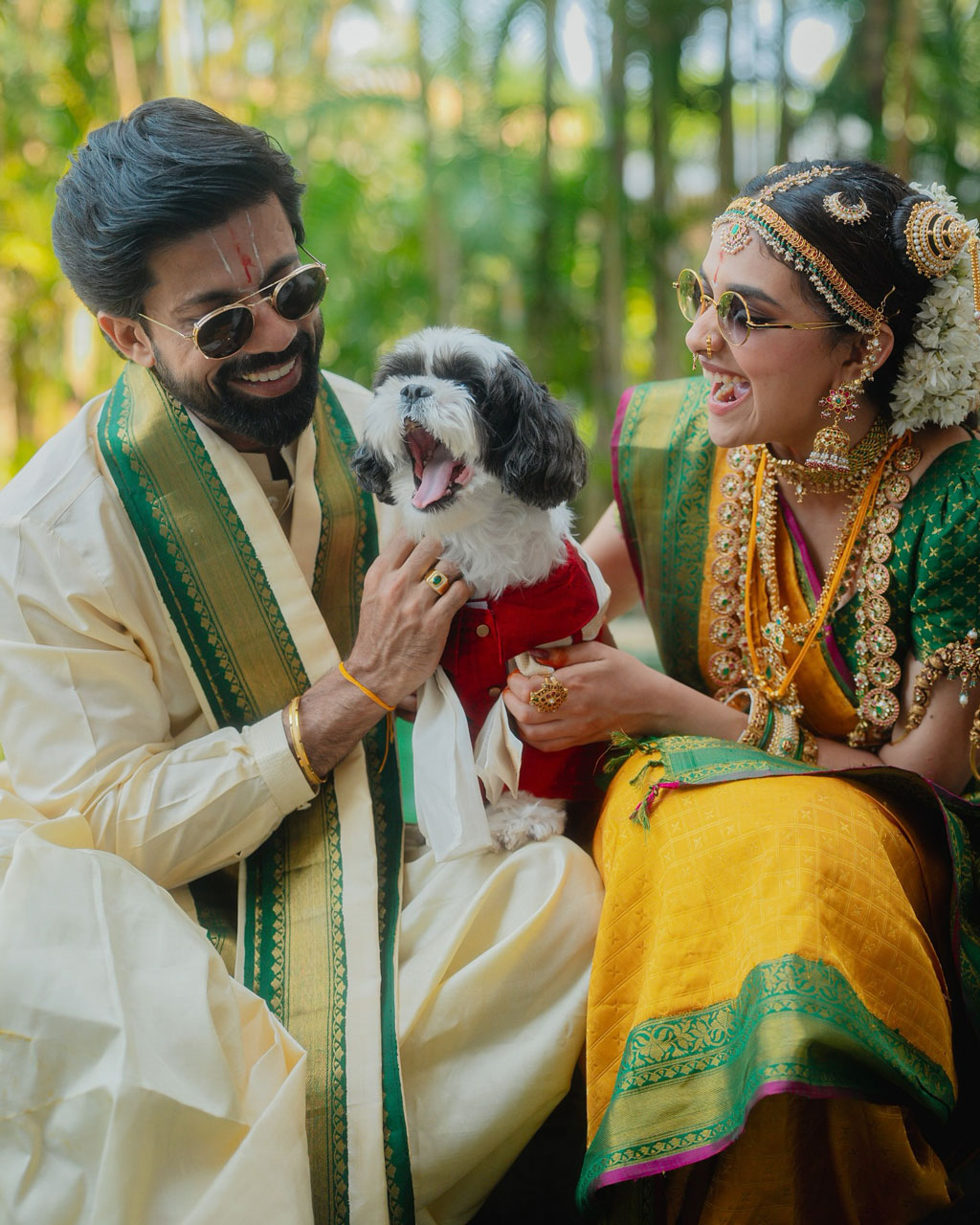 বিয়ের অনুষ্ঠানের এক পর্বে কীর্তি পরেছিলেন হলুদ জমিনের সবুজ পাড়ের শাড়ি। আর অ্যান্টনি থাতিল পরেছিলেন ধুতি ও সবুজ পাড়ের উত্তরীয়। ছবি: ইনস্টাগ্রাম