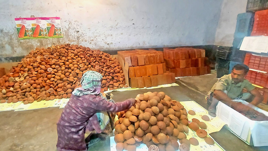 অনলাইনে জমজমাট  খেজুর গুড়ের ব্যবসা