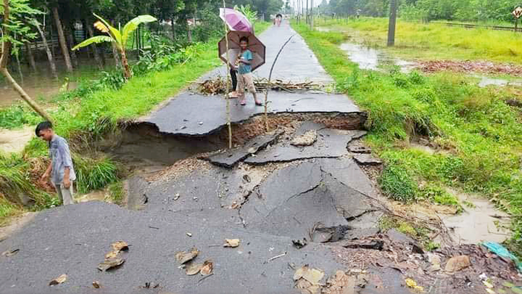 সাঁথিয়ায় ভারী বর্ষণে সড়কে ধস, যান চলাচল বন্ধ