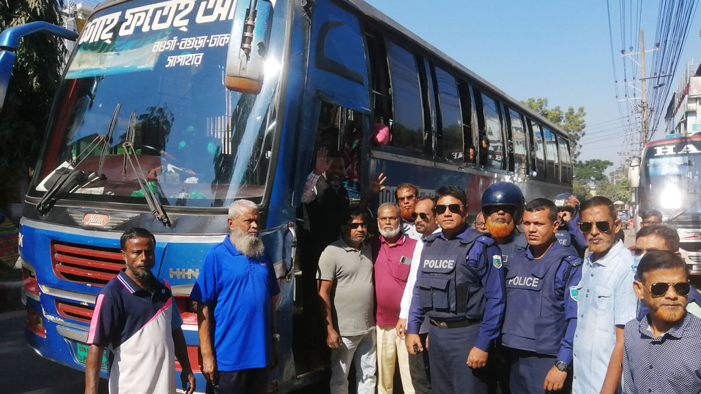 বগুড়ায় পুলিশি নিরাপত্তার মধ্যেও দূরপাল্লার বাসে যাত্রী মিলছে না 