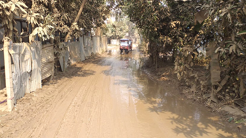 গাড়ির মাটি পড়ে সড়কে কাদা