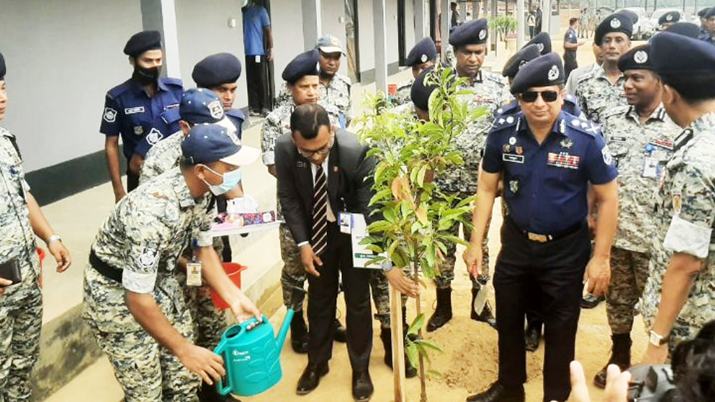 ট্রলারে ১০ হত্যাকাণ্ডের কারণ উদ্‌ঘাটনের চেষ্টা চলছে: কক্সবাজারে আইজিপি