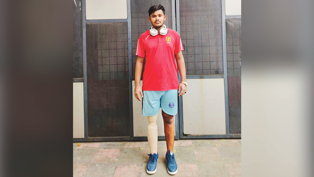 ফুটবলার হতে চাওয়া ছেলেটির কৃত্রিম পা