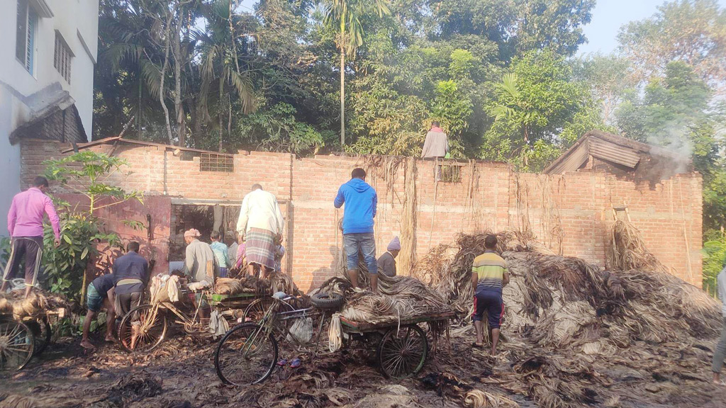 পাটের গোডাউনে আগুন, পুড়েছে প্রায় দেড় হাজার মণ পাট