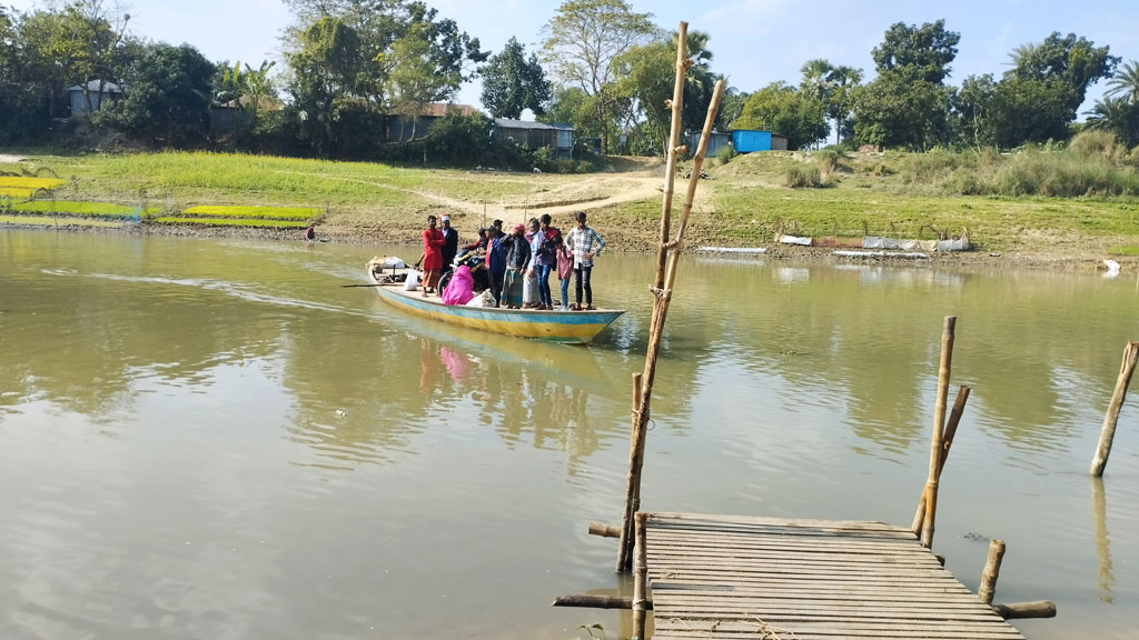 সেতু না থাকায় গুমানী নদী পেরোতে নৌকাই চরটি গ্রামের মানুষের ভরসা। চাটমোহর উপজেলার ছাইকোলা ইউনিয়নের বরদা নগর খেয়াঘাট, পাবনা, ২৮ ডিসেম্বর ২০২৩। ছবি: শুভাশীষ ভট্টাচার্য্য তুষার