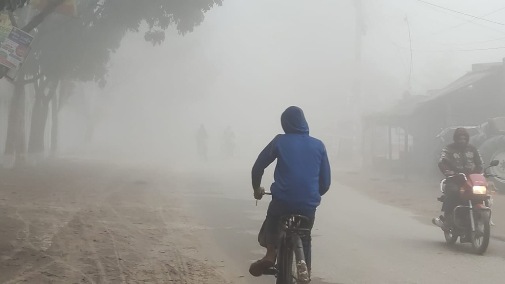 তীব্র শীতে কাবু দিনাজপুরের মানুষ