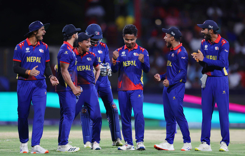 টস জিতে প্রথমে বোলিং নিয়েছে নেপাল। দুর্দান্ত বোলিংয়ে শুরু থেকেই বাংলাদেশকে চেপে ধরেন রোহিত পাউডেলরা। উইকেট নেওয়ার পর নেপালি ক্রিকেটারদের উচ্ছ্বাস। ছবি: এএফপি