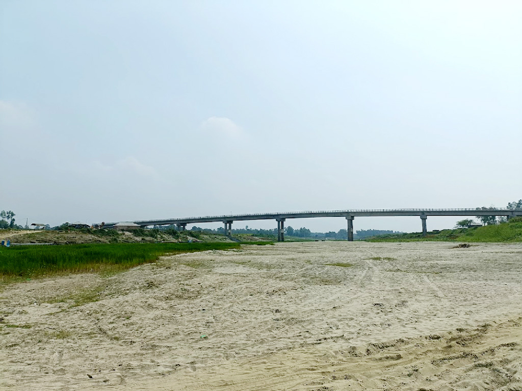 মানিকগঞ্জে নদীতে বছর জুড়েই পানির প্রভাব ছিল বিস্তর। পদ্মা ও যমুনার মতো বড় দুটি নদী ছাড়াও এ জেলায় ছিল ইছামতী, কালীগঙ্গা, কান্তাবর্তী, মনলোকহানী, গাজীখালী, ক্ষীরাই মন্দা, ভুবনেশ্বর ও ধলেশ্বরীর মতো শাখা নদী। শুকনো মৌসুমে এখানে সর্বত্র পানি সংকট বিরাজ করছে। ঘিওর, মানিকগঞ্জ, ২৩ মার্চ ২০২৩। ছবি: আব্দুর রাজ্জাক