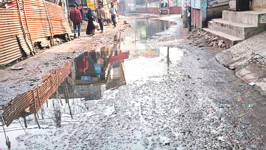 শুষ্ক মৌসুমেও রাস্তায় পানি, ভোগান্তি