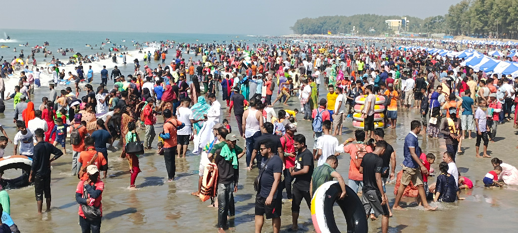 শীতের শুরুতেই কক্সবাজার সমুদ্র সৈকতে ভরপুর পর্যটক