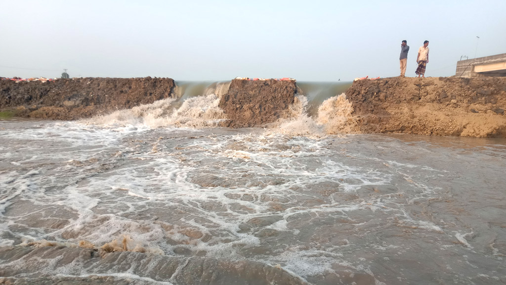 বাঁধ ভেঙে তলিয়ে গেছে ৪০ হেক্টর ফসলি জমি