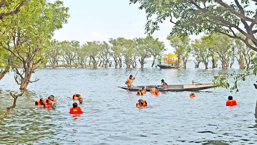 বর্ষায় নৌভ্রমণে কোথায় যাবেন