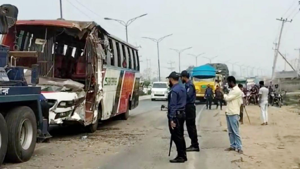 বাসের ধাক্কায় চালকের সহকারী নিহত