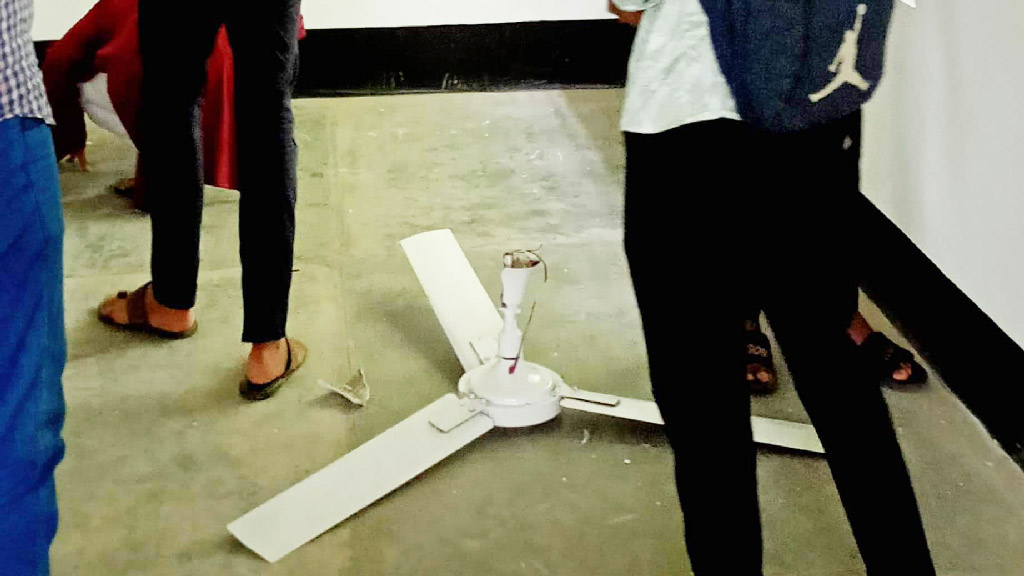 চবিতে পাঠদানের সময় খুলে পড়ল সিলিং ফ্যান