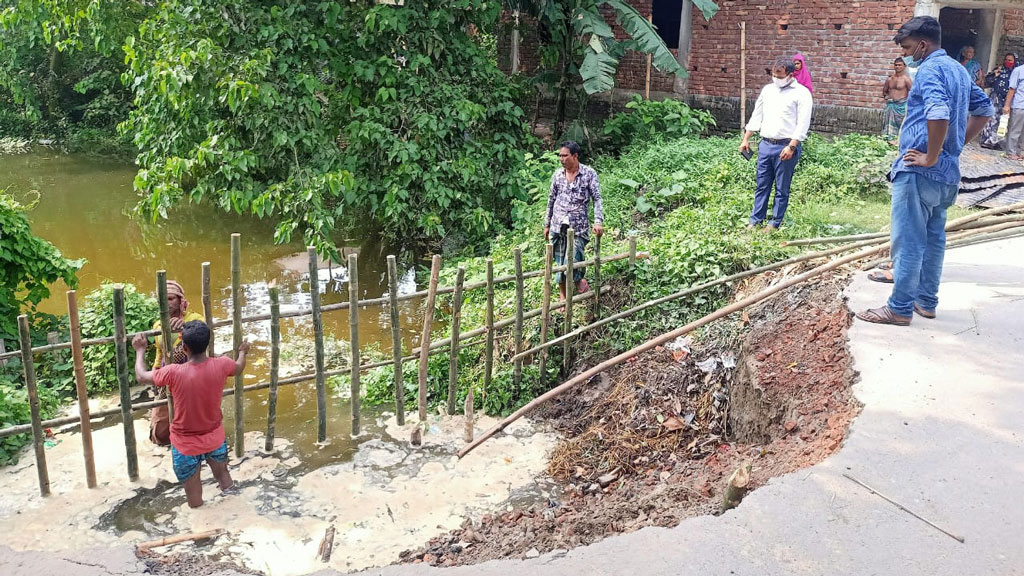 সারিয়াকান্দি-সোনাতলা রাস্তাটি নিজ উদ্যোগে মেরামত করলেন ইউএনও