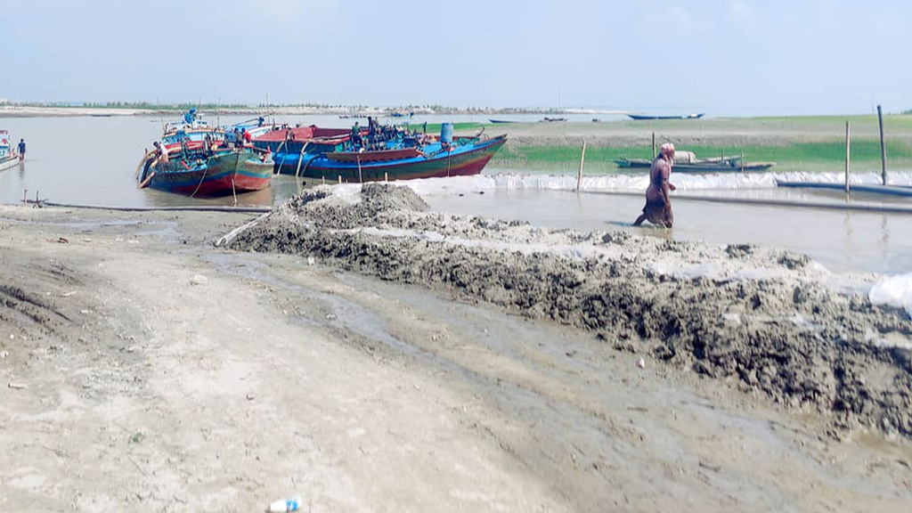 অবৈধভাবে বালু উত্তোলন