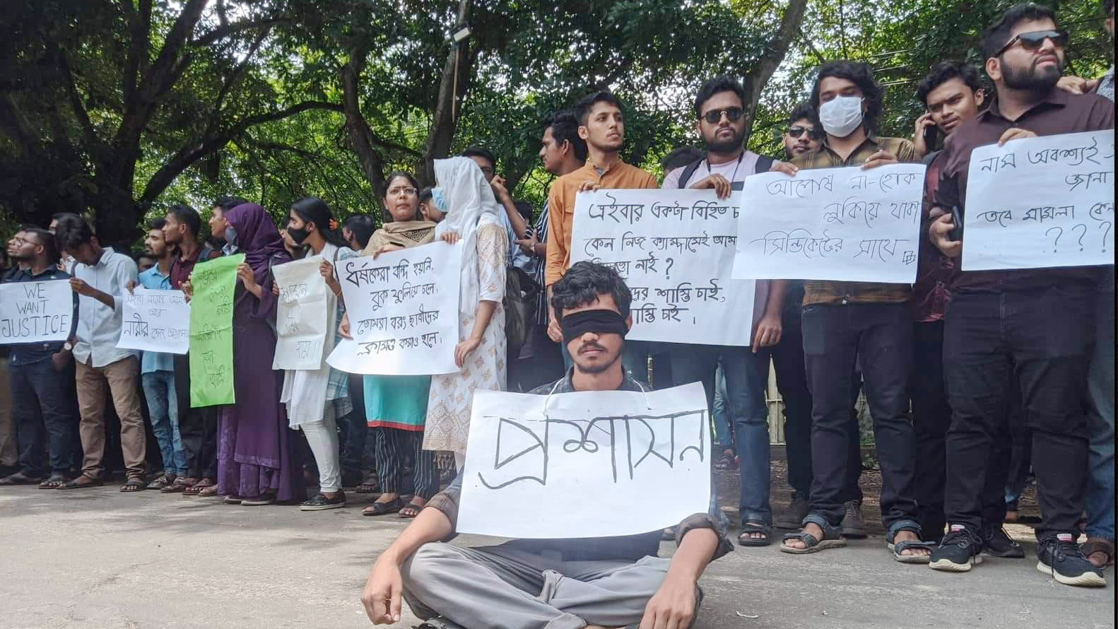 ছাত্রী হেনস্তার বিচারের দাবিতে উত্তাল চবি, মানববন্ধন ও ক্লাস বর্জন