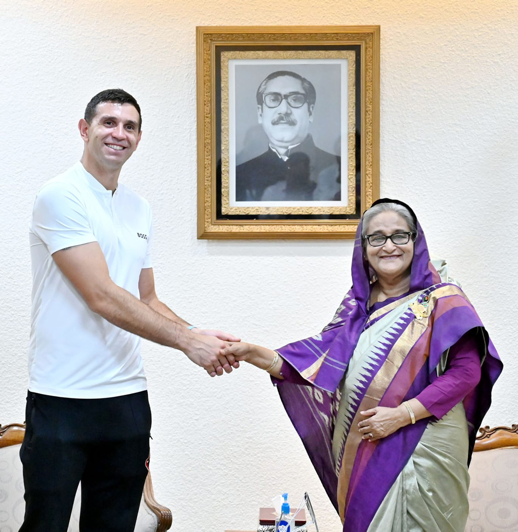 প্রধানমন্ত্রীর কার্যালয়ে শেখ হাসিনার সঙ্গে সৌজন্য সাক্ষাৎ করেন এমিলিয়ানো মার্তিনেজ। ছবি: প্রধানমন্ত্রীর কার্যালয়ের সৌজন্যে