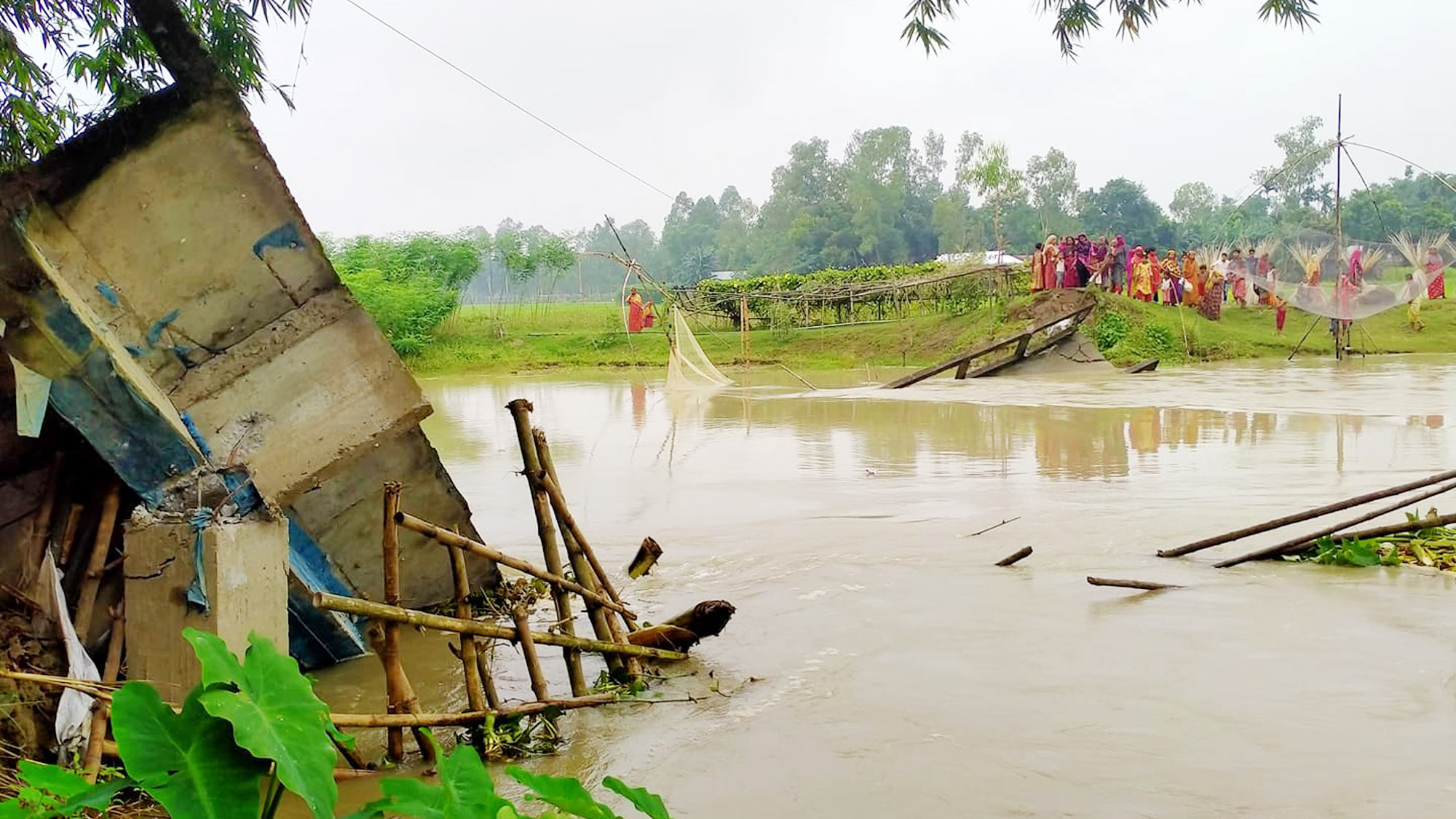 ভেঙে পড়ল বৈরান নদীর সেতু, ২০ গ্রামের মানুষের যোগাযোগ বিচ্ছিন্ন 