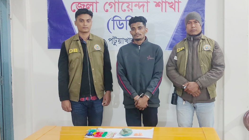 মদের বোতল নিয়ে টিকটক করে গ্রেপ্তার হলেন ইয়াবাসহ