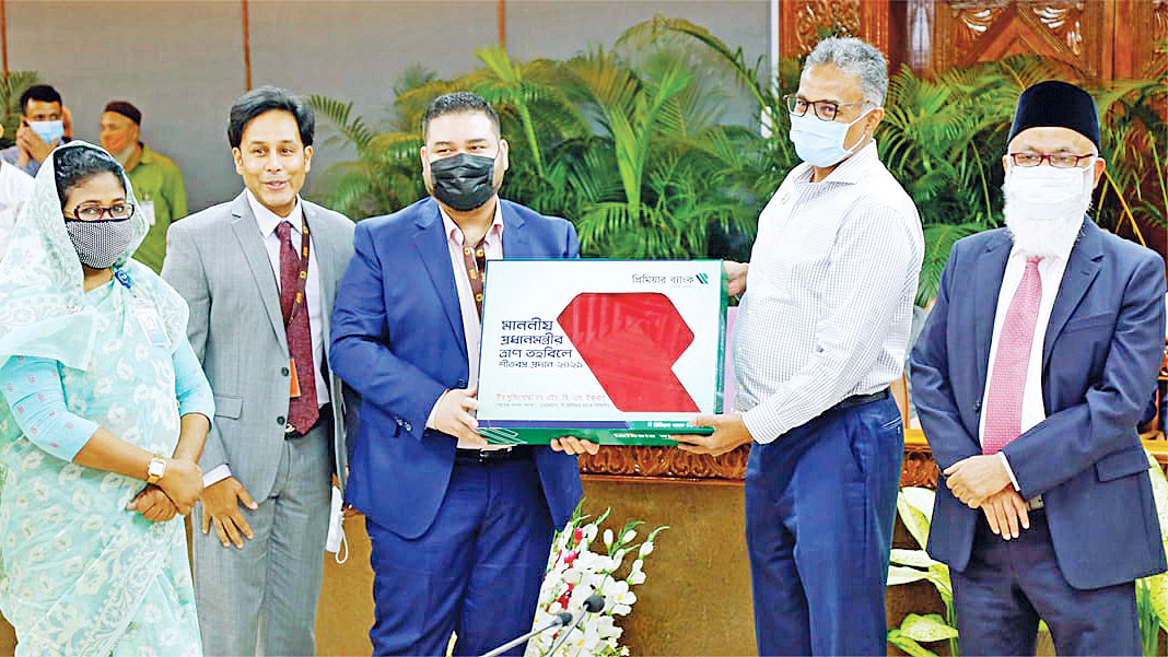 প্রধানমন্ত্রীর ত্রাণ ভান্ডারে কম্বল দিল প্রিমিয়ার ব্যাংক