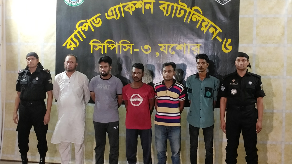 যশোরে ২৫ মামলার আসামি অস্ত্র ও গুলিসহ গ্রেপ্তার