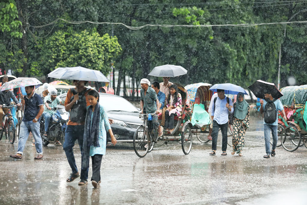 বুধবার সকাল থেকে সারা দিন থেমে থেমে বৃষ্টির ফলে ভোগান্তিতে পড়েন কর্মব্যস্ত মানুষ। ২৫ সেপ্টেম্বর ২০২৪, ঢাকা বিশ্ববিদ্যালয়ের টিএসসি এলাকা থেকে তোলা। ছবি: জাহিদুল ইসলাম।