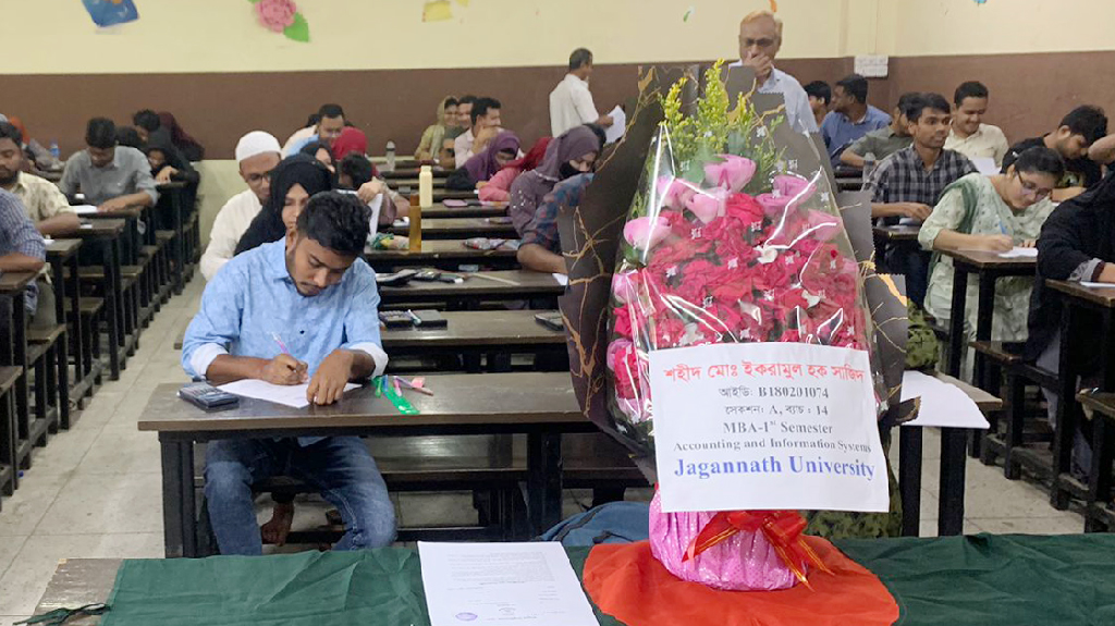 একগুচ্ছ ফুল হয়ে জবির পরীক্ষার হলে ফিরলেন সাজিদ