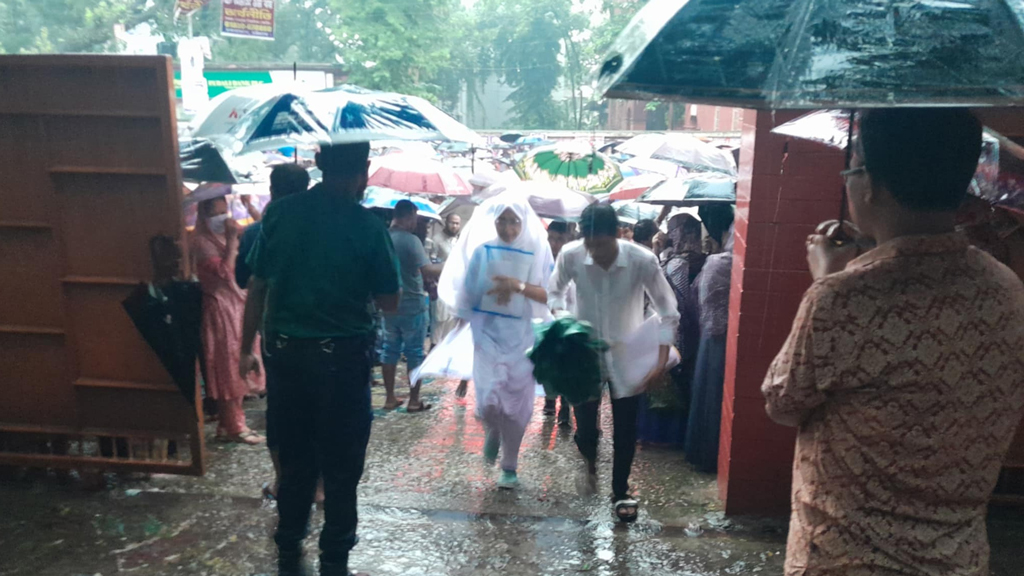 বৃষ্টিতে চট্টগ্রামের এইচএসসি পরীক্ষার্থীদের দুর্ভোগ, হলে ঢুকতে দেরি