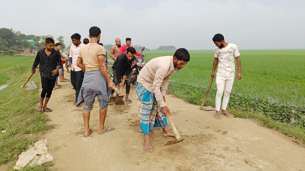 দুই দিনের বৃষ্টিতে সড়কের মাটি সরে ছোট ছোট গর্ত সৃষ্টি হয়েছে। আর তাই নিজেদের উদ্যোগে স্থানীয় অটোরিকশাচালকেরা ক্ষতিগ্রস্থ দুই কিলোমিটার রাস্তা মেরামত করছেন। সরাইল উপজেলার অরুয়াইল-রাণীদিয়া সড়ক, ব্রাহ্মণবাড়িয়া, ২৪ ফেব্রুয়ারি ২০২৪। ছবি: এম মনসুর আলী