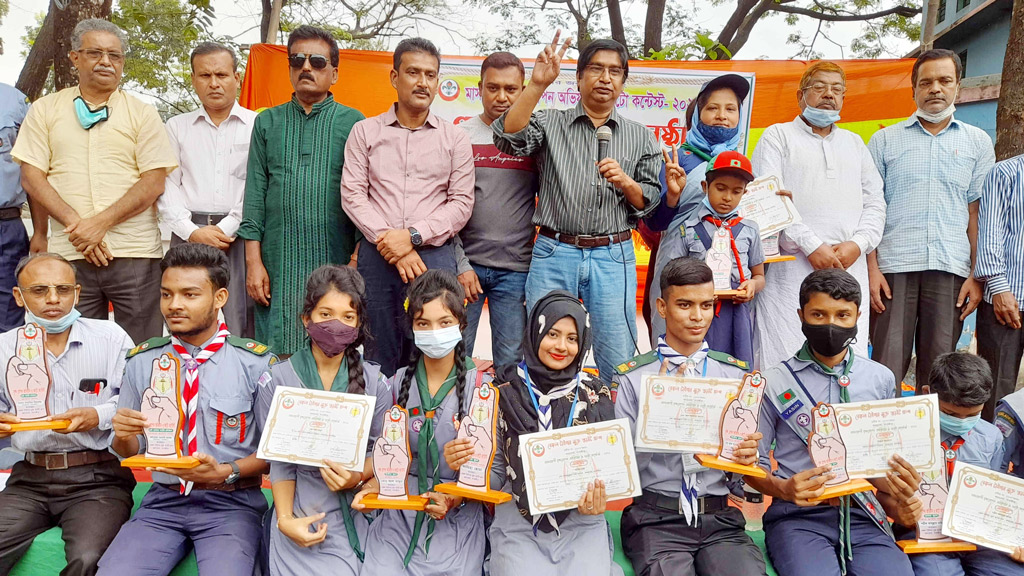 পুরস্কার পেলেন স্কাউট সদস্যরা