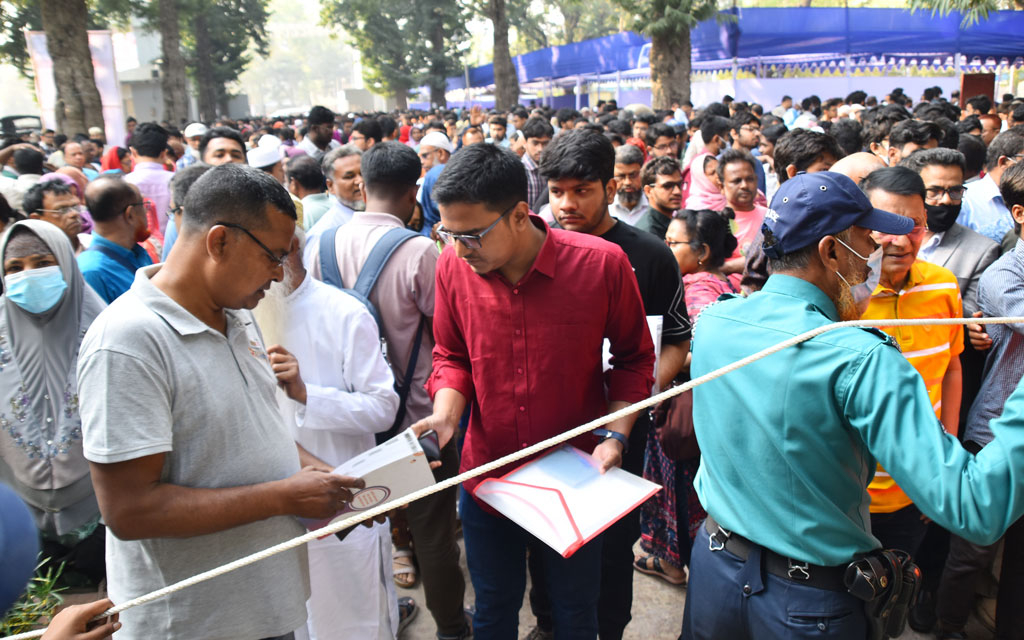রাজশাহী প্রকৌশল বিশ্ববিদ্যালয়ে (রুয়েট) ভর্তি পরীক্ষা দিতে এসেছেন শিক্ষার্থীরা, রাজশাহী, ৩ মার্চ ২০২৪। ছবি: মিলন শেখ