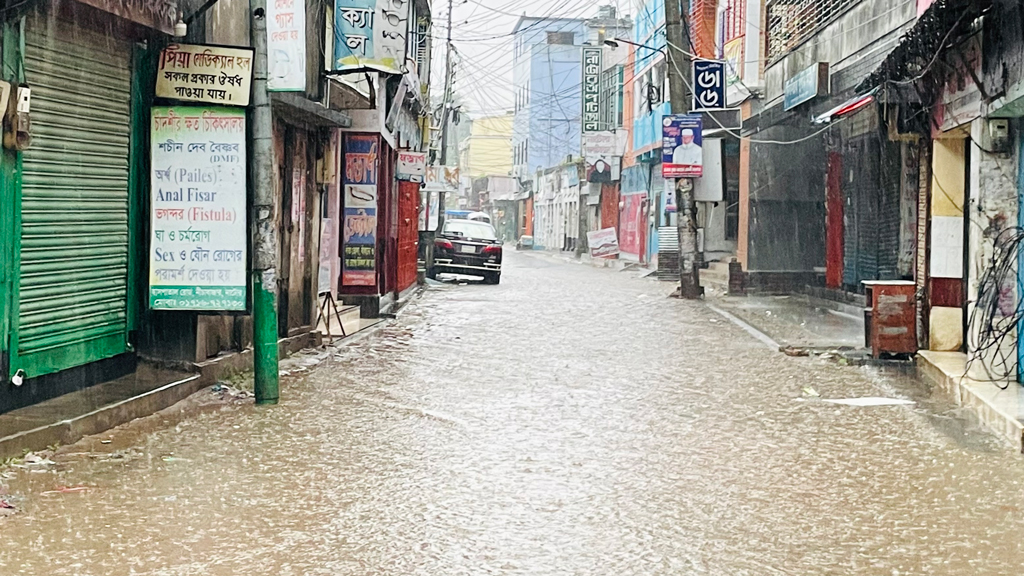 বুধবার রাত থেকে শুরু হওয়া বৃষ্টিতে ডুবে গেছে শহরের নিচু রাস্তাগুলো। নীচাবাজার হাসপাতাল রোডের সকাল ৯টার চিত্র, নাটোর, ৫ অক্টোবর ২০২৩। ছবি: নাইমুর রহমান
