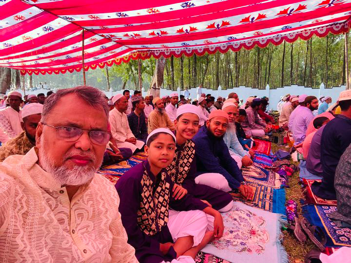 বগুড়ায় পবিত্র ঈদুল ফিতরের জামাতে অংশ নেন মুশফিকুর রহিম। ছবি: ফেসবুক