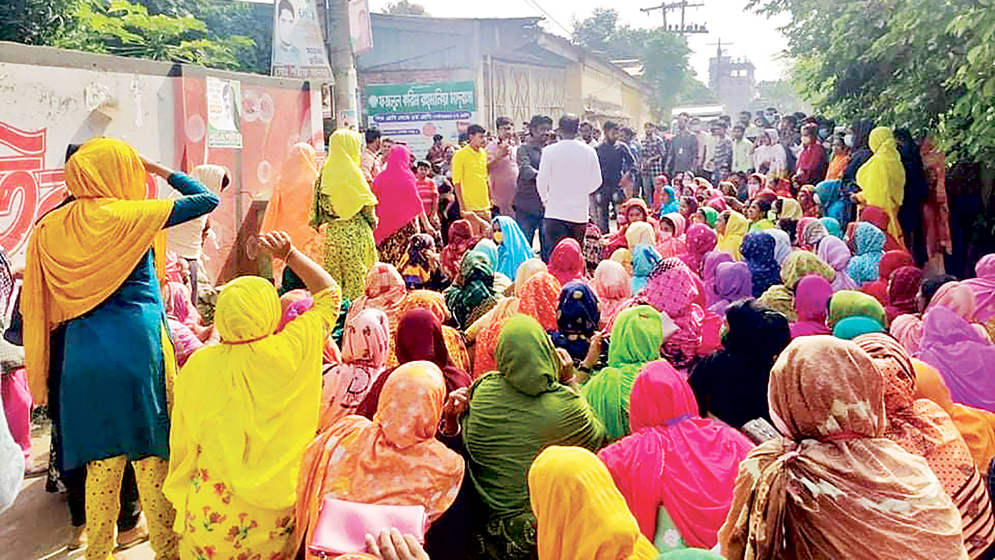 আশুলিয়ায় বেতন দাবিতে পোশাকশ্রমিকদের অবরোধ